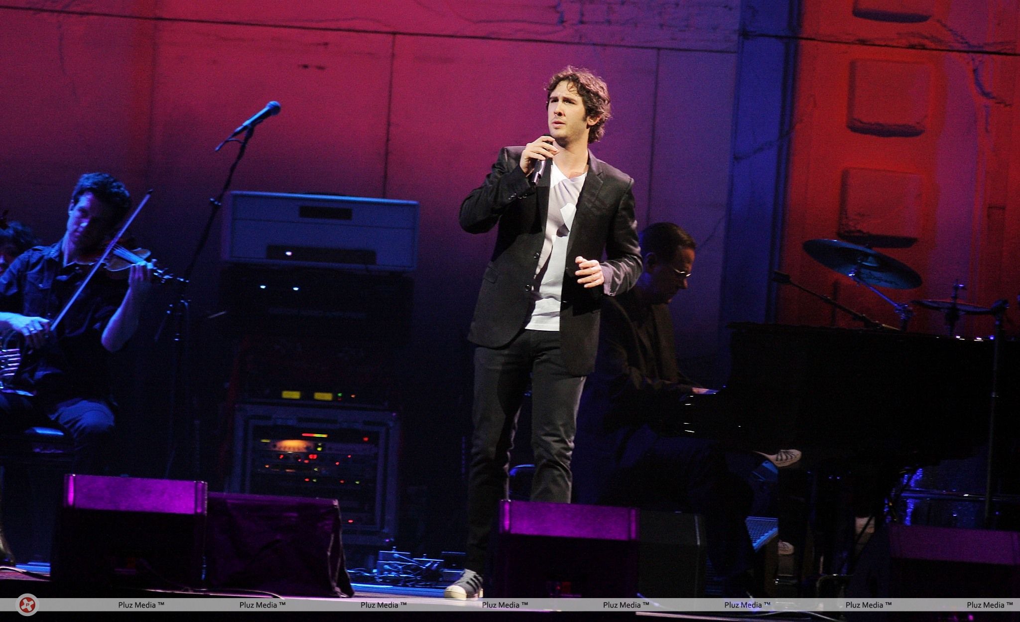 Josh Groban performs at the Bank Atlantic Center | Picture 111507